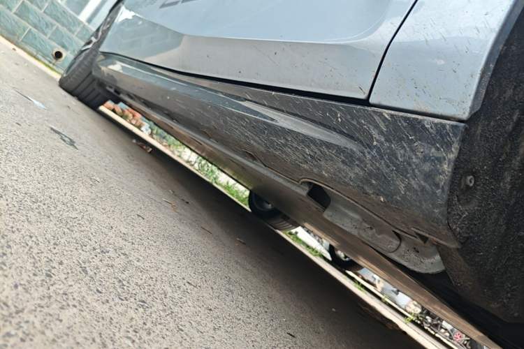 Used Geely Galaxy E8 2025 620 km All-Wheel Drive Starship LiDAR-Enabled Intelligent Driving Version Right Side Sill