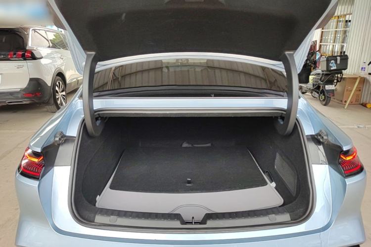 Used Geely Galaxy E8 2025 700 km Long-Range Intelligent Driving Version Trunk