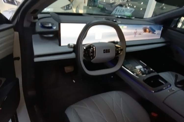 Used Geely Galaxy E8 2025 700 km Long-Range Intelligent Driving Version Center Console
