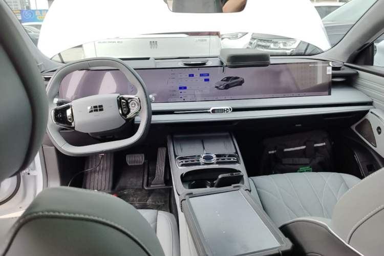 Used Geely Galaxy E8 2025 700 km Long-Range Intelligent Driving Version Center Console
