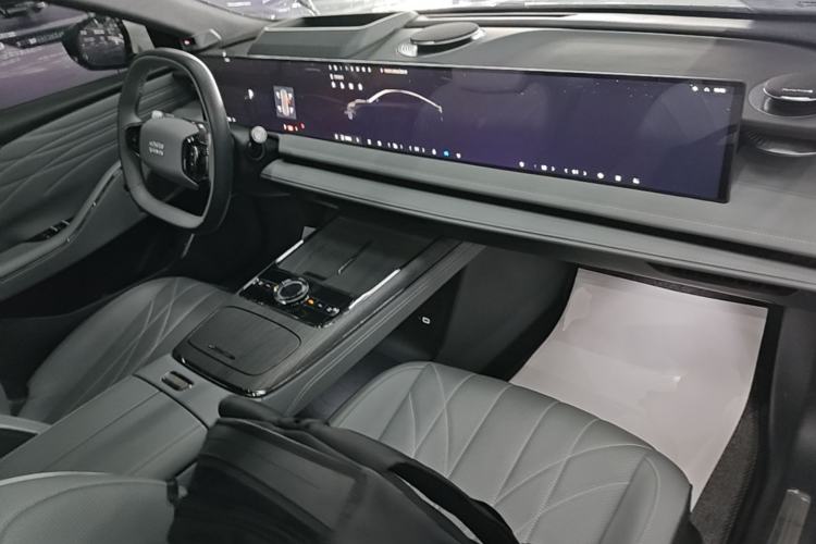 Used Geely Galaxy E8 2025 700 km Long-Range Intelligent Driving Version Center Console