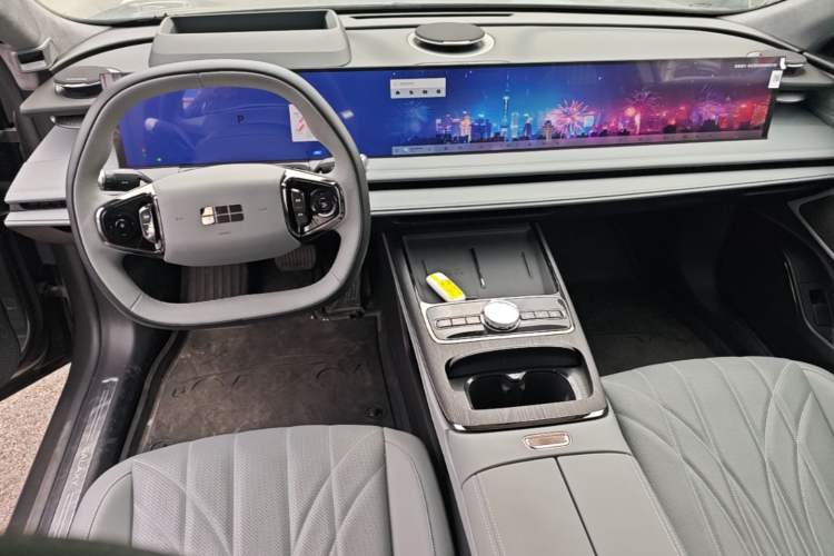 Used Geely Galaxy E8 2025 700 km Long-Range Intelligent Driving Version Center Console