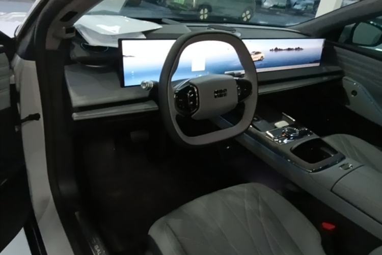 Used Geely Galaxy E8 2025 700 km Long-Range Intelligent Driving Version Center Console