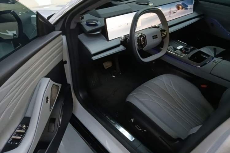 Used Geely Galaxy E8 2025 700 km Long-Range Intelligent Driving Version Driver Seat