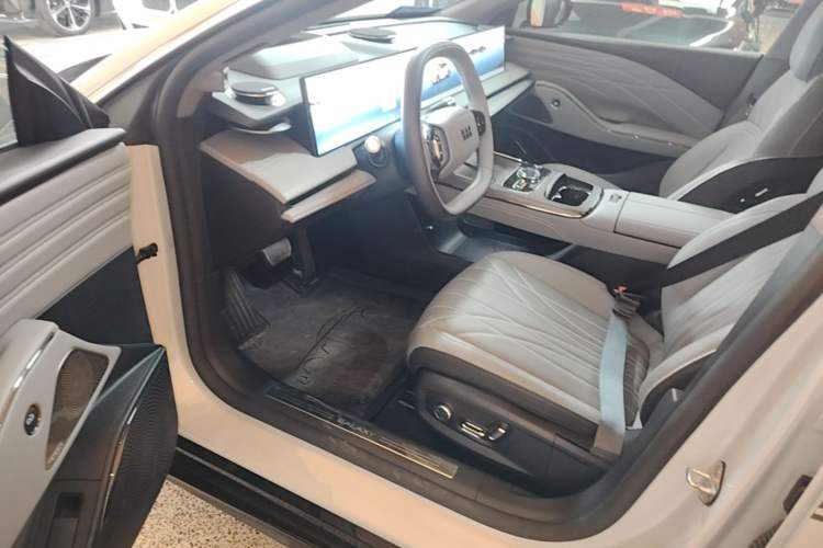 Used Geely Galaxy E8 2025 700 km Long-Range Intelligent Driving Version Driver Seat