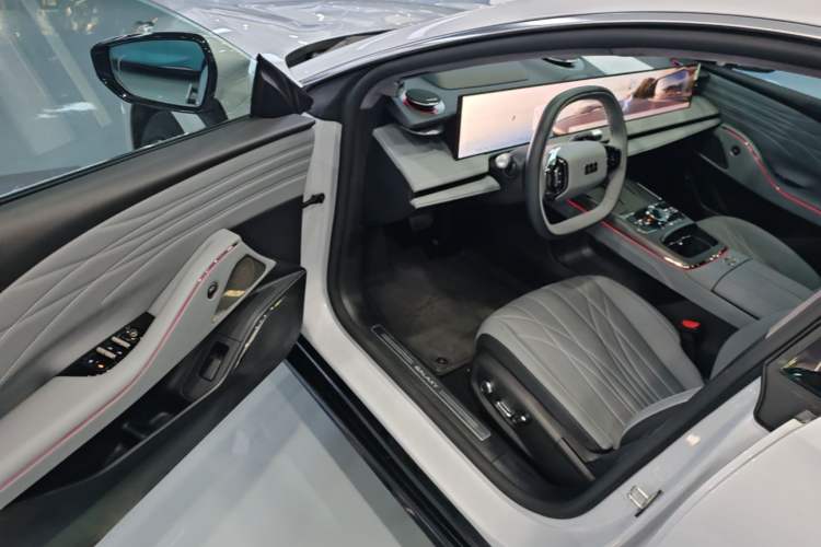 Used Geely Galaxy E8 2025 700 km Long-Range Intelligent Driving Version Driver Seat
