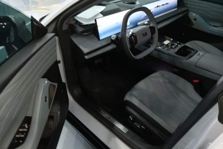Used Geely Galaxy E8 2025 700 km Long-Range Intelligent Driving Version Driver Seat