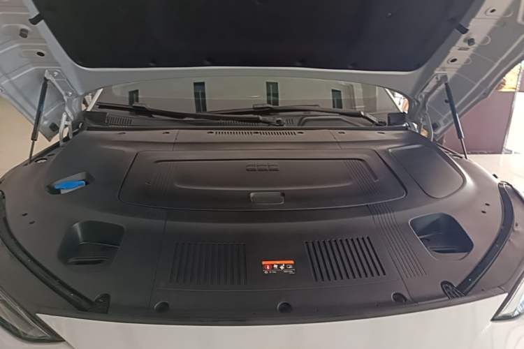 Used Geely Galaxy E8 2025 700 km Long-Range Intelligent Driving Version Engine Bay