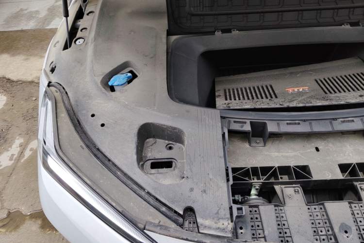 Used Geely Galaxy E8 2025 700 km Long-Range Intelligent Driving Version Engine Bay Right
