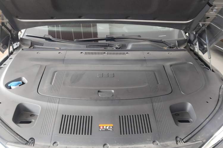 Used Geely Galaxy E8 2025 700 km Long-Range Intelligent Driving Version Engine Bay
