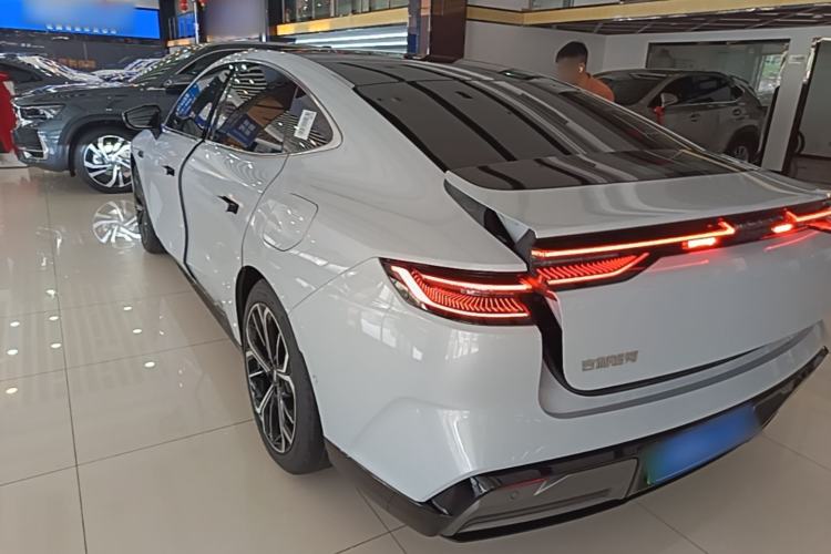 Used Geely Galaxy E8 2025 700 km Long-Range Intelligent Driving Version Exterior 2