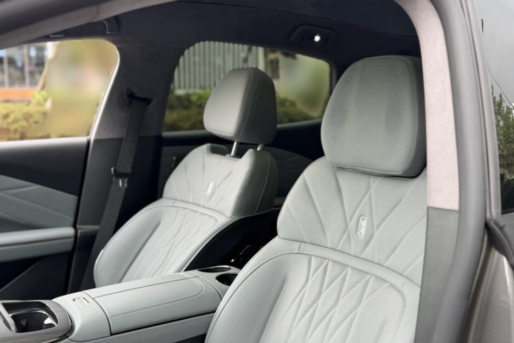 Used Geely Galaxy E8 2025 700 km Long-Range Intelligent Driving Version Exterior 2