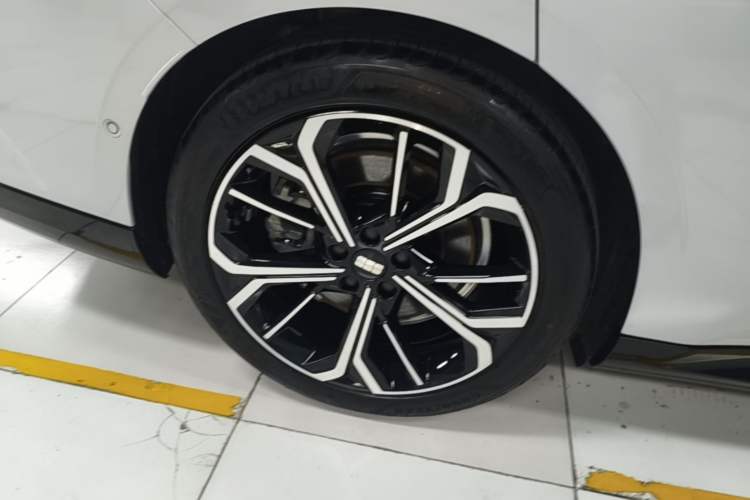 Used Geely Galaxy E8 2025 700 km Long-Range Intelligent Driving Version Exterior 3
