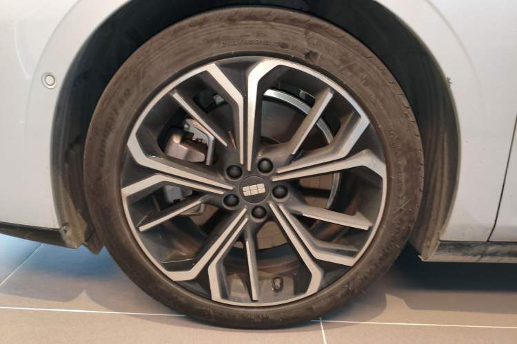 Used Geely Galaxy E8 2025 700 km Long-Range Intelligent Driving Version Exterior 4