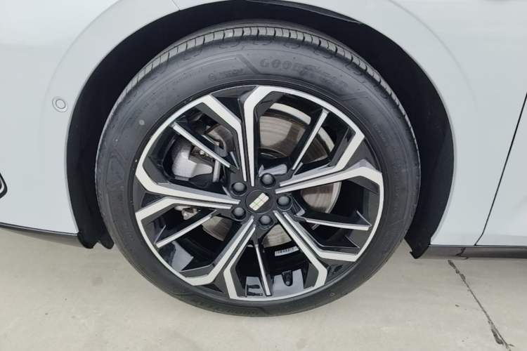 Used Geely Galaxy E8 2025 700 km Long-Range Intelligent Driving Version Exterior 4