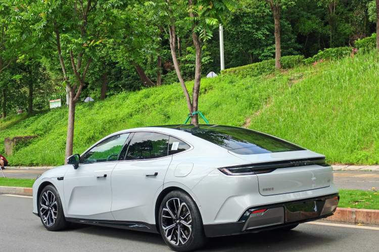 Used Geely Galaxy E8 2025 700 km Long-Range Intelligent Driving Version Exterior 4