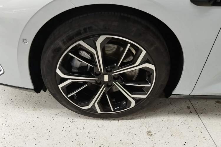 Used Geely Galaxy E8 2025 700 km Long-Range Intelligent Driving Version Exterior 4