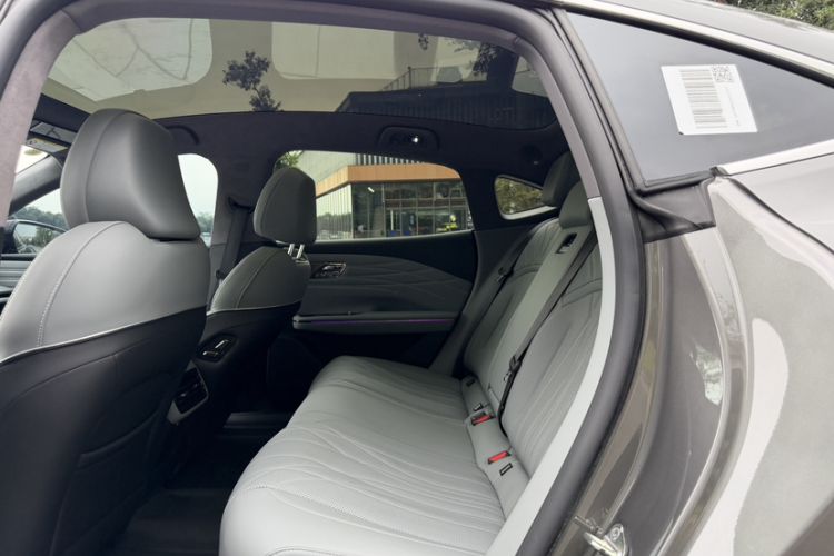 Used Geely Galaxy E8 2025 700 km Long-Range Intelligent Driving Version Exterior 5