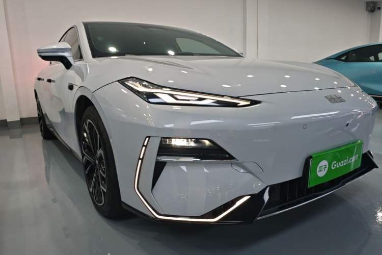 Used Geely Galaxy E8 2025 700 km Long-Range Intelligent Driving Version Front Right 45 Deg