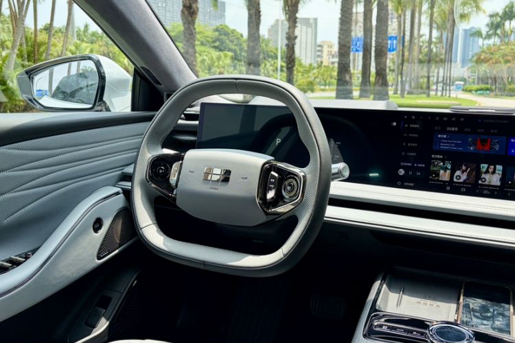 Used Geely Galaxy E8 2025 700 km Long-Range Intelligent Driving Version Interior 10