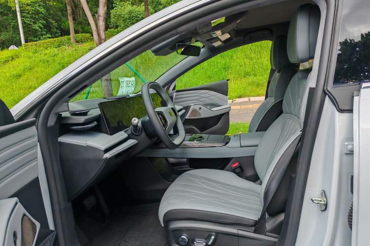 Used Geely Galaxy E8 2025 700 km Long-Range Intelligent Driving Version Interior 2
