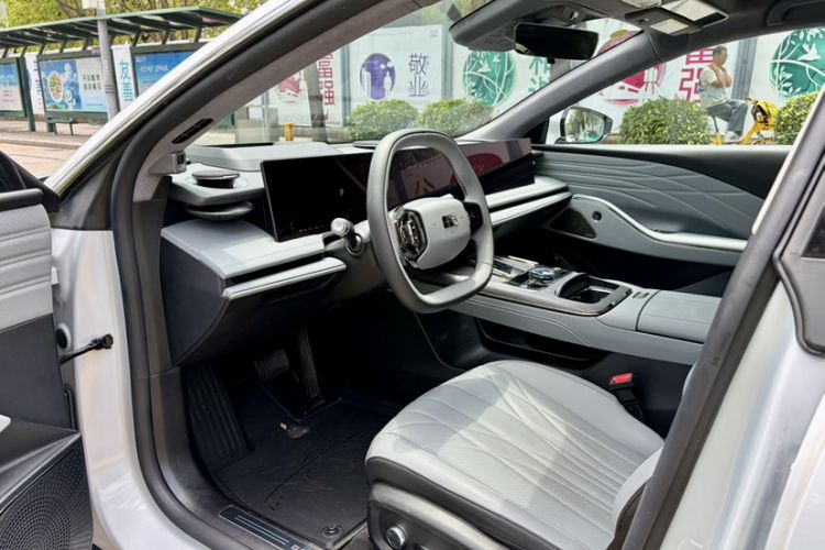 Used Geely Galaxy E8 2025 700 km Long-Range Intelligent Driving Version Interior 2