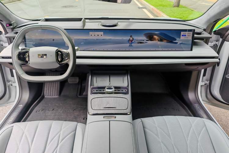 Used Geely Galaxy E8 2025 700 km Long-Range Intelligent Driving Version Interior 3