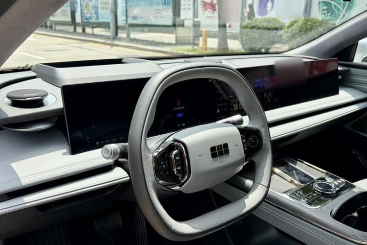 Used Geely Galaxy E8 2025 700 km Long-Range Intelligent Driving Version Interior 9