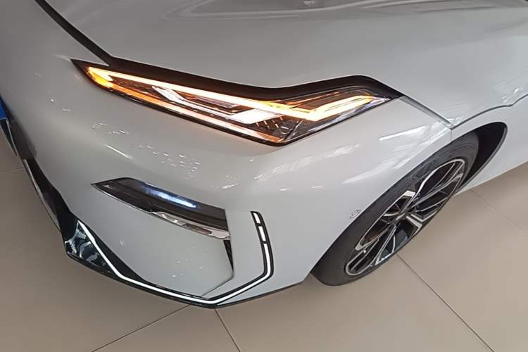 Used Geely Galaxy E8 2025 700 km Long-Range Intelligent Driving Version Left Front Headlight