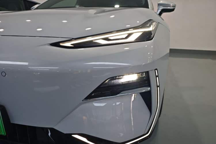 Used Geely Galaxy E8 2025 700 km Long-Range Intelligent Driving Version Left Front Headlight