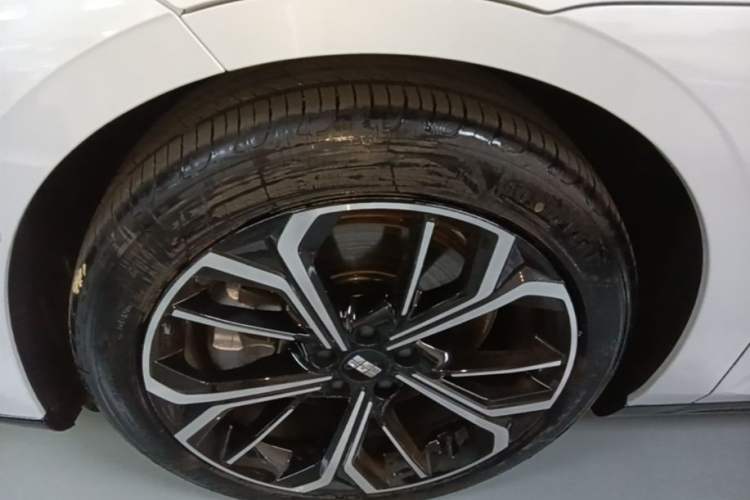 Used Geely Galaxy E8 2025 700 km Long-Range Intelligent Driving Version Left Front Wheel Hub