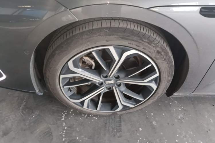 Used Geely Galaxy E8 2025 700 km Long-Range Intelligent Driving Version Left Front Wheel Hub