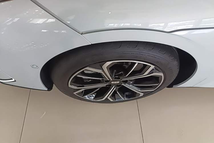 Used Geely Galaxy E8 2025 700 km Long-Range Intelligent Driving Version Left Front Wheel Hub