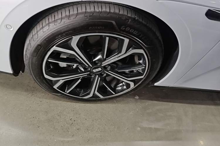 Used Geely Galaxy E8 2025 700 km Long-Range Intelligent Driving Version Left Front Wheel Hub