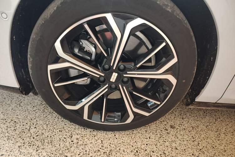Used Geely Galaxy E8 2025 700 km Long-Range Intelligent Driving Version Left Front Wheel Hub