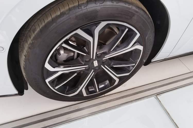 Used Geely Galaxy E8 2025 700 km Long-Range Intelligent Driving Version Left Front Wheel Hub