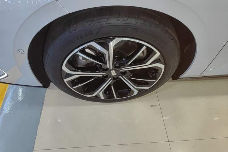 Used Geely Galaxy E8 2025 700 km Long-Range Intelligent Driving Version Left Front Wheel Hub