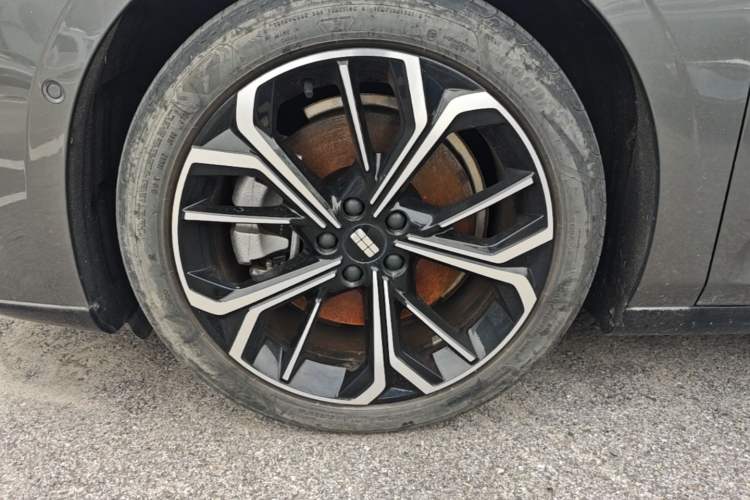 Used Geely Galaxy E8 2025 700 km Long-Range Intelligent Driving Version Left Front Wheel Hub