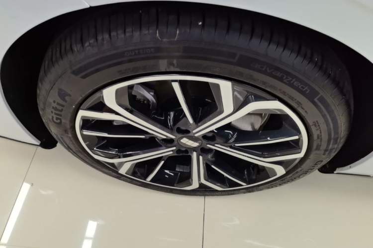 Used Geely Galaxy E8 2025 700 km Long-Range Intelligent Driving Version Left Front Wheel Hub