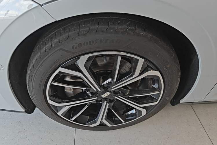 Used Geely Galaxy E8 2025 700 km Long-Range Intelligent Driving Version Left Front Wheel Hub