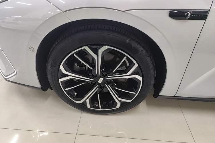 Used Geely Galaxy E8 2025 700 km Long-Range Intelligent Driving Version Left Front Wheel Hub