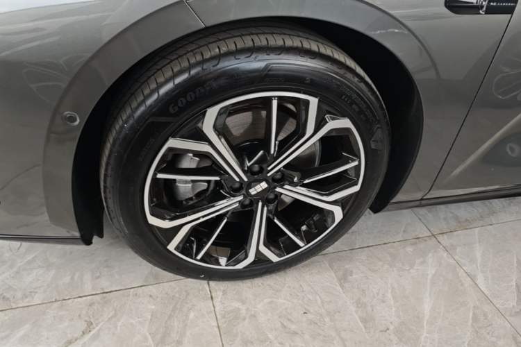 Used Geely Galaxy E8 2025 700 km Long-Range Intelligent Driving Version Left Front Wheel Hub