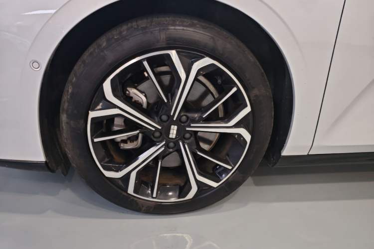 Used Geely Galaxy E8 2025 700 km Long-Range Intelligent Driving Version Left Front Wheel Hub