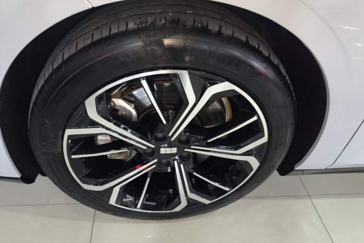 Used Geely Galaxy E8 2025 700 km Long-Range Intelligent Driving Version Left Front Wheel Hub