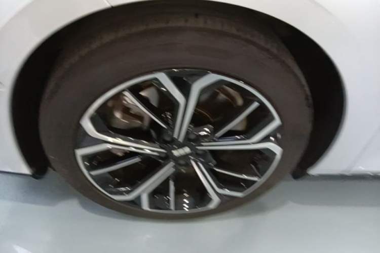 Used Geely Galaxy E8 2025 700 km Long-Range Intelligent Driving Version Left Front Wheel Hub