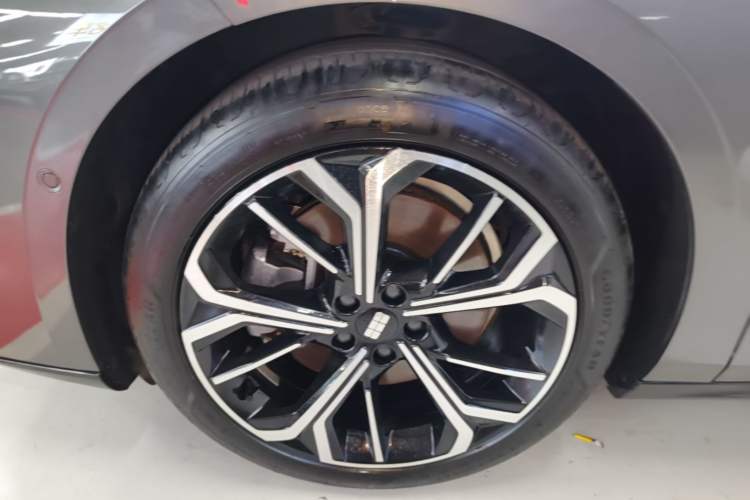 Used Geely Galaxy E8 2025 700 km Long-Range Intelligent Driving Version Left Front Wheel Hub