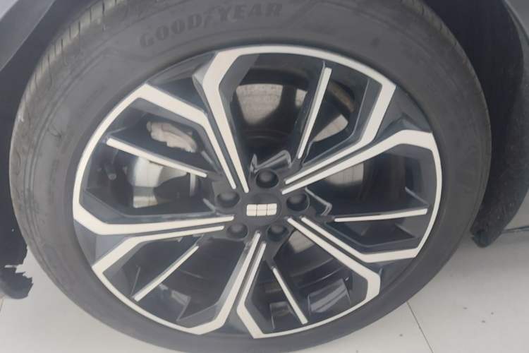 Used Geely Galaxy E8 2025 700 km Long-Range Intelligent Driving Version Left Front Wheel Hub