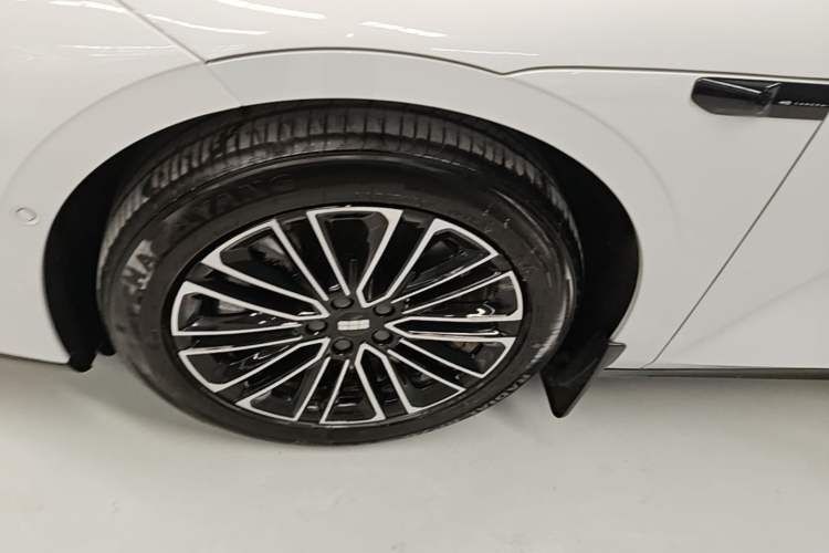 Used Geely Galaxy E8 2025 575 km Intelligent Driving Edition Left Front Wheel Hub