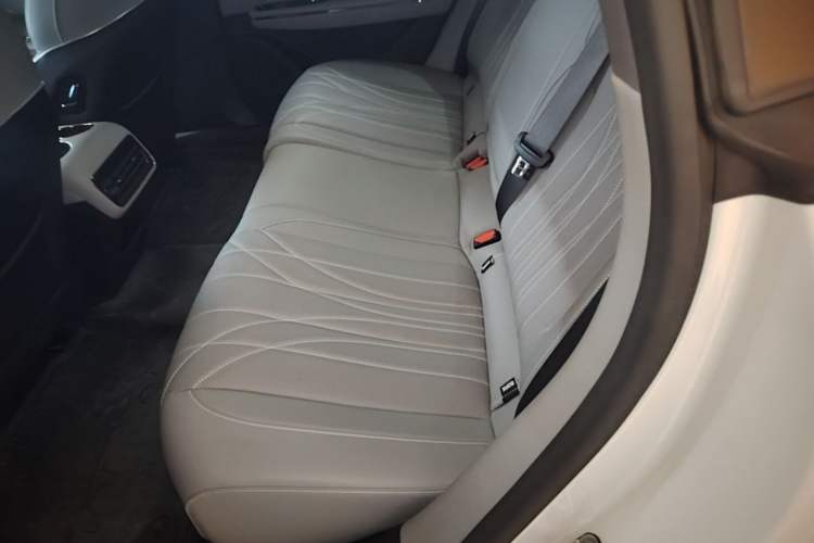 Used Geely Galaxy E8 2025 700 km Long-Range Intelligent Driving Version Left Rear Seat