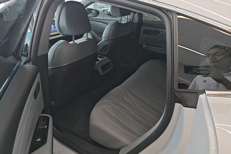 Used Geely Galaxy E8 2025 700 km Long-Range Intelligent Driving Version Left Rear Seat